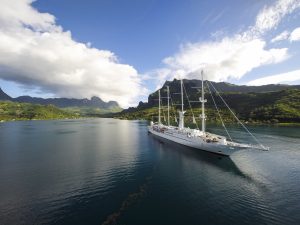 Windstar cruises motor/sail yacht in Tahiti